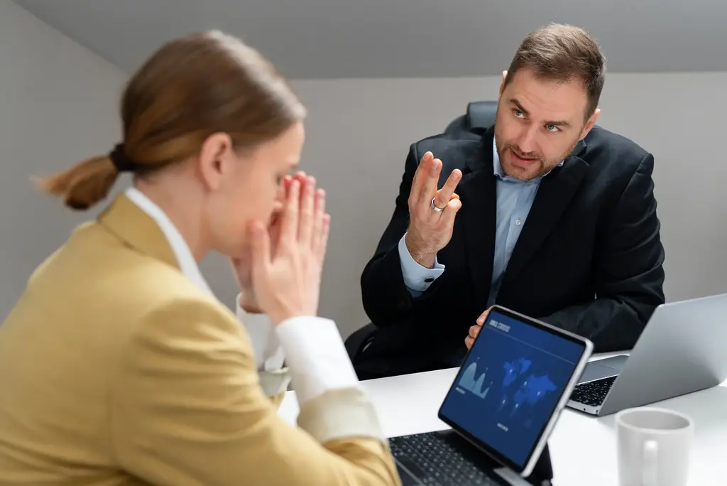 Executivos simulando situação para estudo de linguagem não verbal.