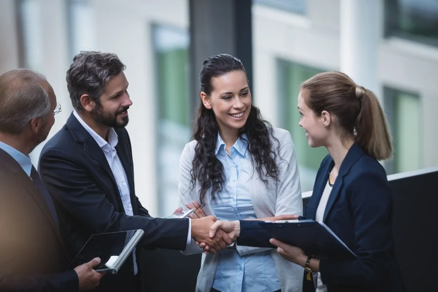 Executivo em troca de informações de apoio, usufruindo do networking profissional