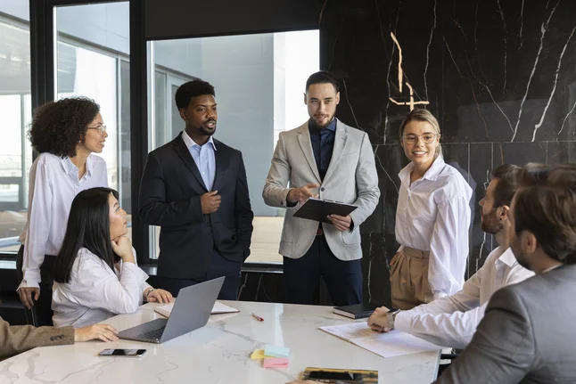 Executivos aprendendo sobre comunicação executiva.