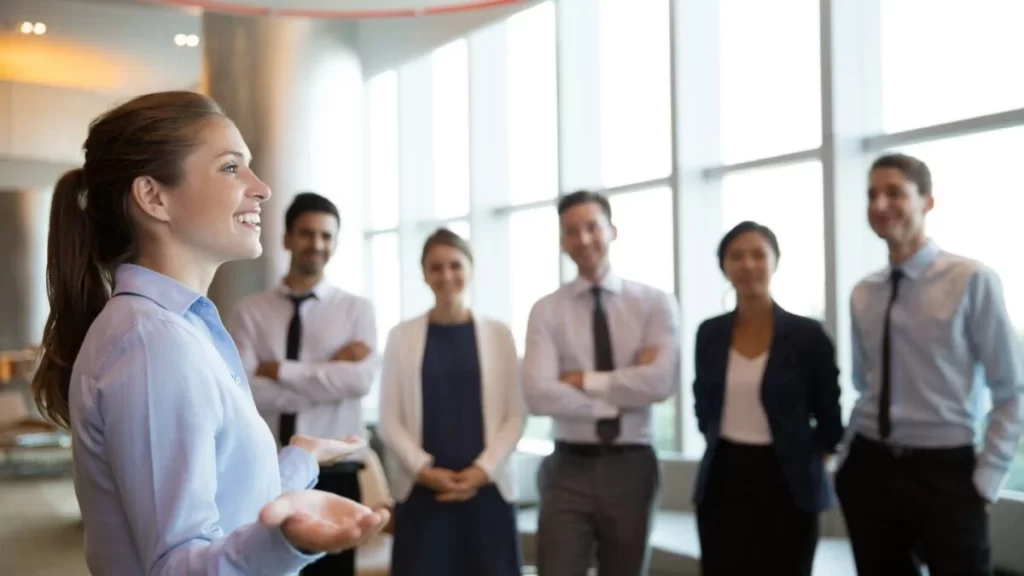 Executivos desenvolvendo habilidades de Comunicação e Liderança.