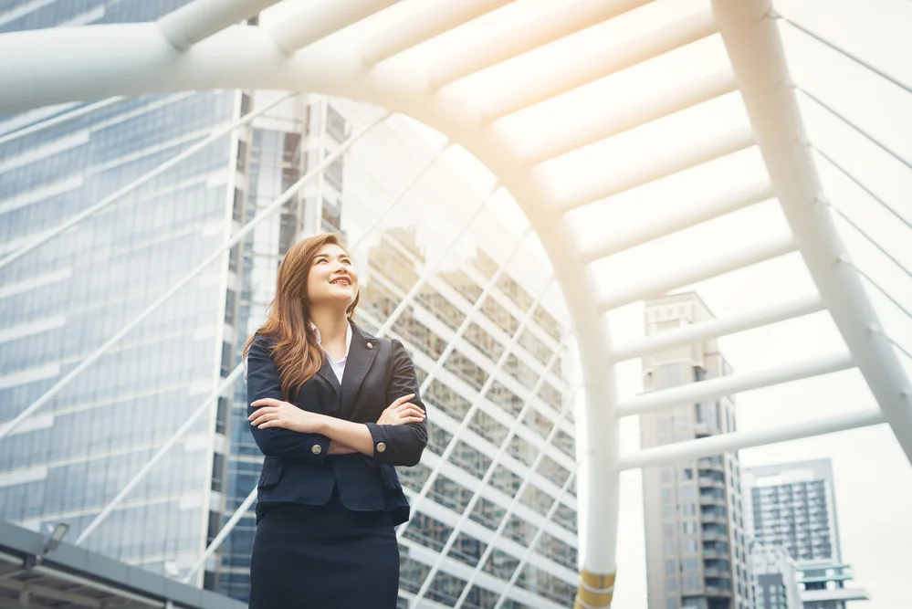 Executiva refletindo sobre como construir uma carreira de sucesso.