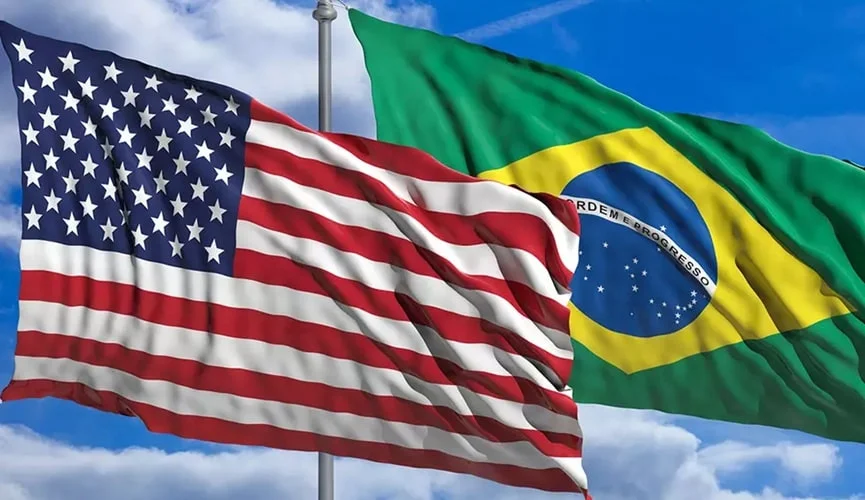 Bandeiras dos EUA e Brasil representando as diferentes e semelhanças entre a cultura dos estados unidos