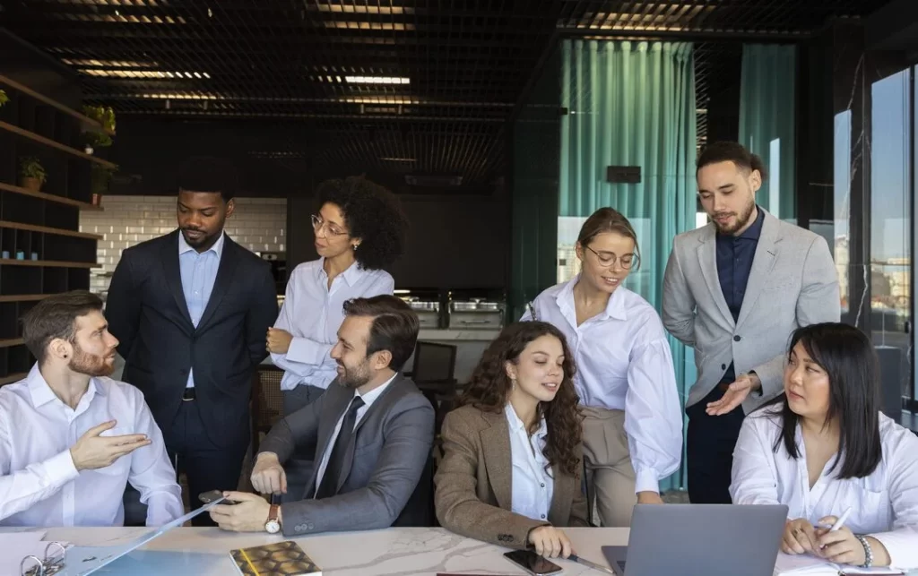 Executivos trabalhando representando o resultado de uma liderança inclusiva