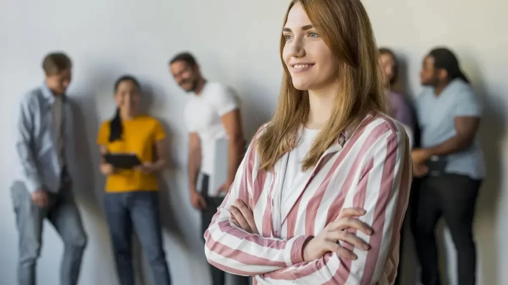 Mulher líder cem ambiente saudável de trabalho. Liderança Humanizada.