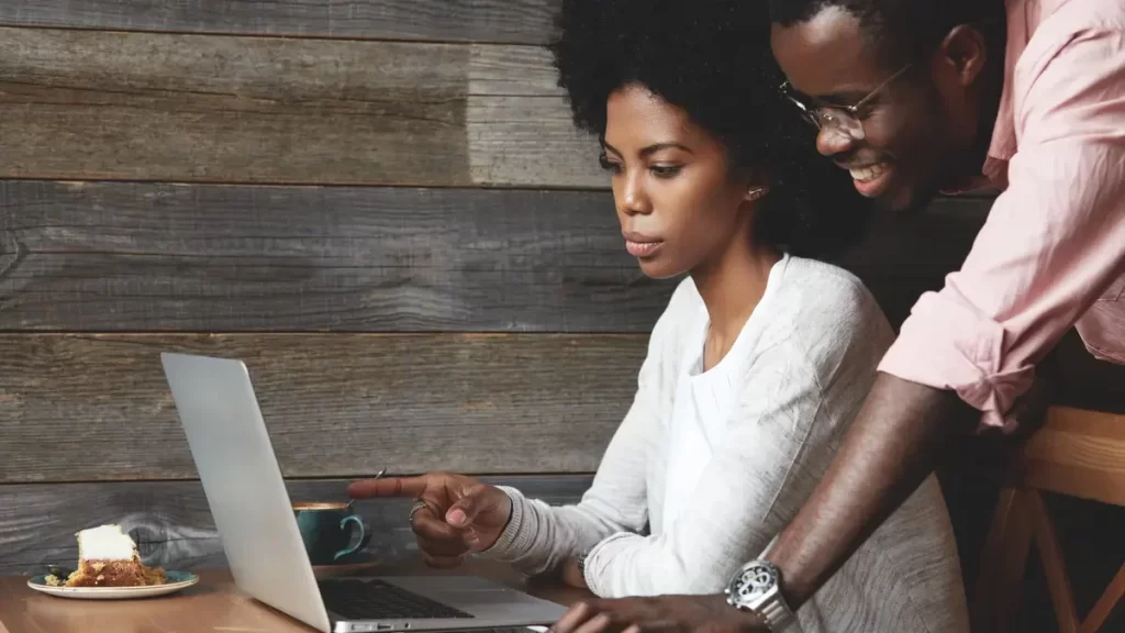 Casal de executivos negros no ambiente de trabalho representando a equidade racial no ambiente corporativo