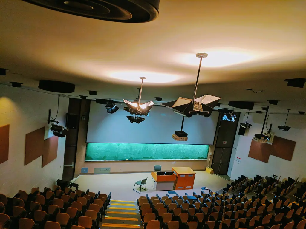 Auditório vazio aguardando o início da aula de programa de Educação Executiva.