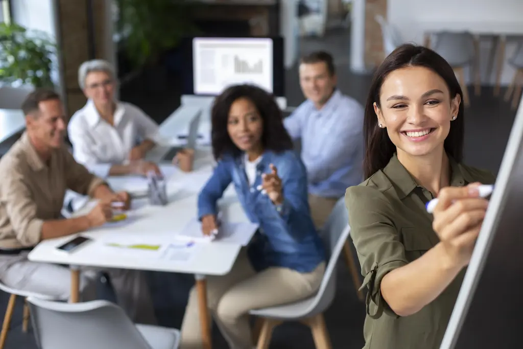 Equipe trabalhando no modelo disruptivo de liderança adaptativa.