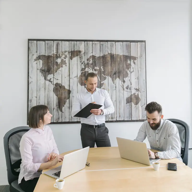 liderança global conduzindo reunião em equipe híbrida. 