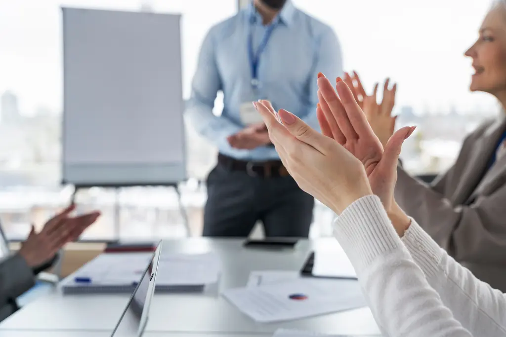 Comunicação e liderança sendo aplicada em reunião de equipe.