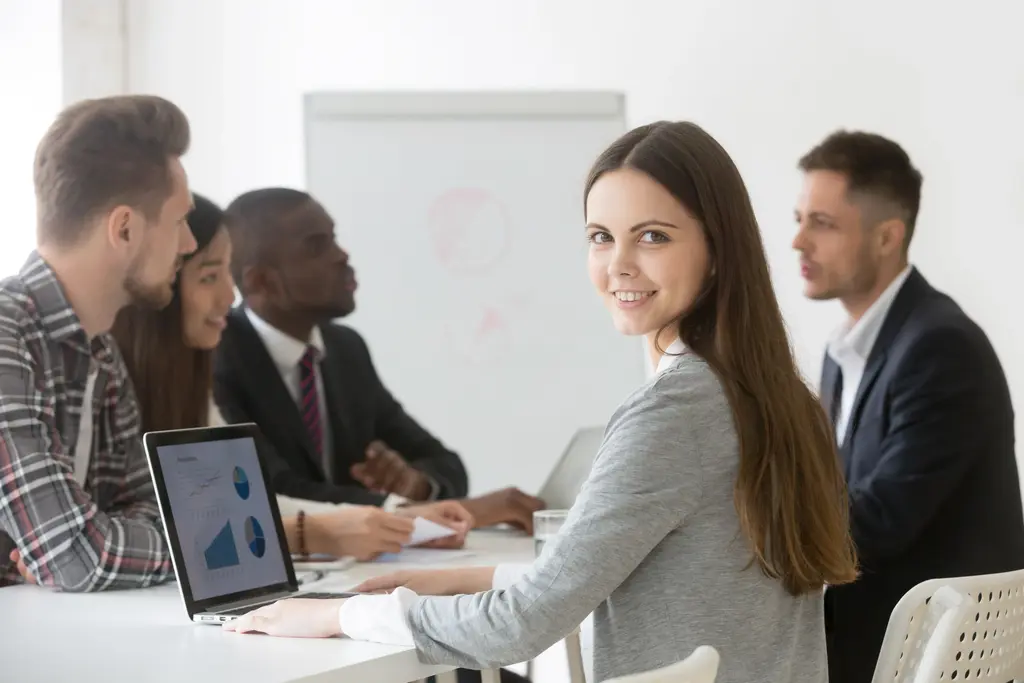 Liderança em reunião aplicando diversas técnicas de liderança. 