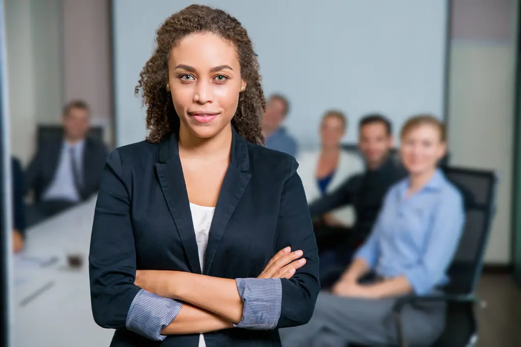 Liderança em destaque a frente de programa de desenvolvimento executivo com resiliência.