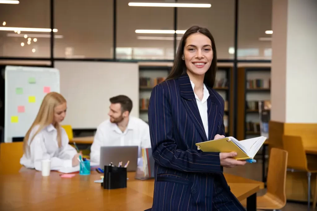 Empresária estudando sobre o Lifelong Learning e o futuro do trabalho.