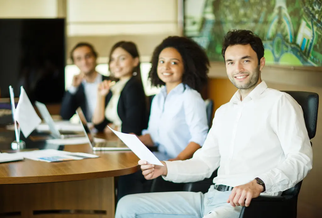 Equipe em reunião de estratégias de lifelong learning para equipe