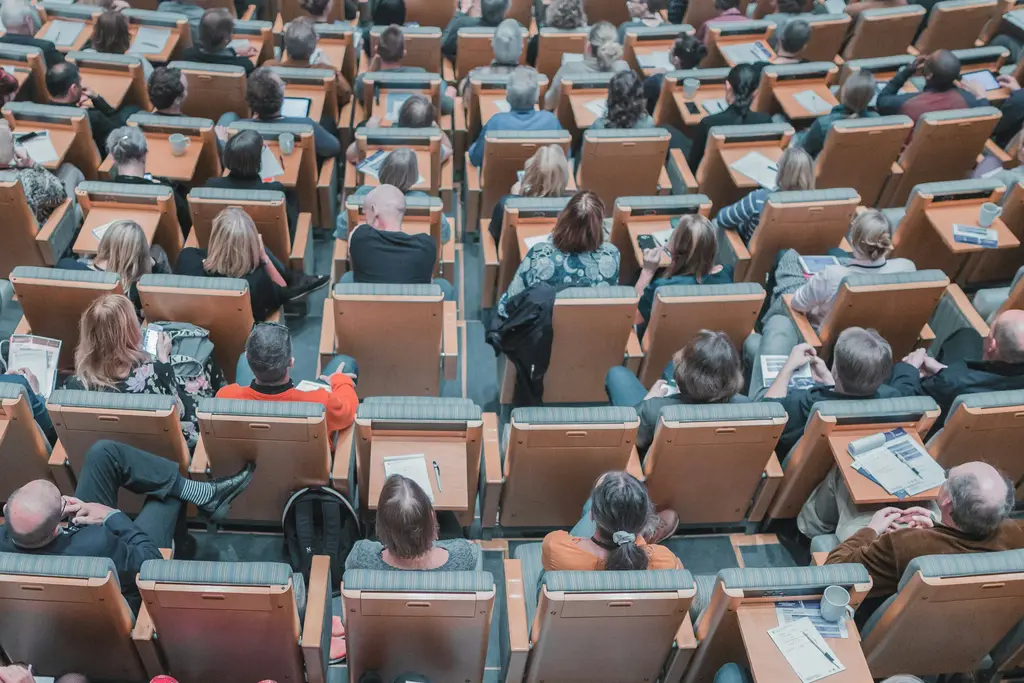 Grupo de executivos em auditótio de programa de educação executiva internacional. Longlife learning