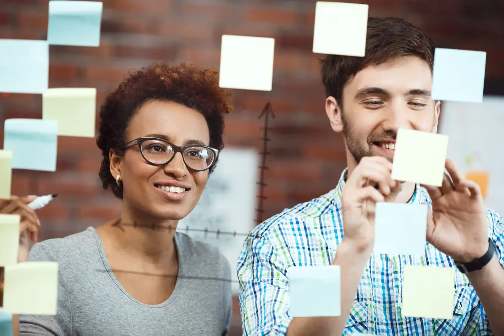Executivos discutindo os benefícios da comunicação efetiva.