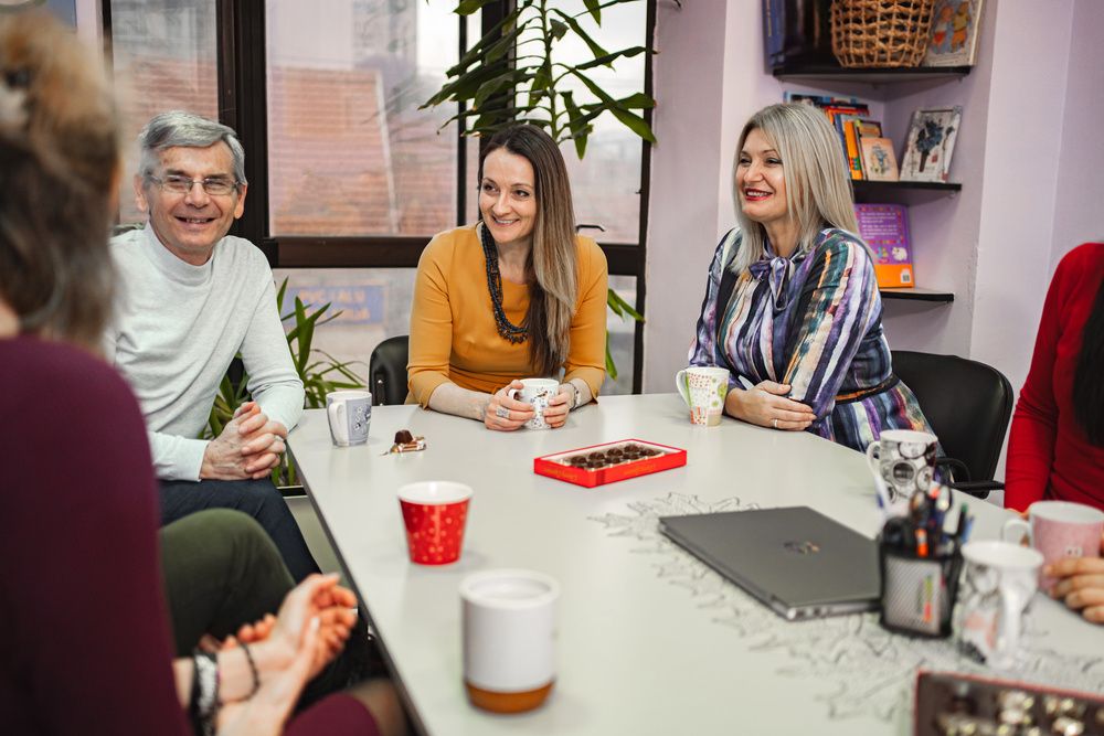 Ambiente informal onde profissionais conversam e reforçam habilidades de inglês executivo.