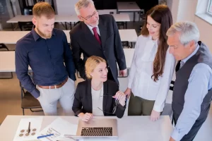 Lideranças e Lifelong Learning - Líderes em reunião de desenvolvimento executivo.