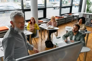 Líder transmitindo conhecimento para a equipe ilustrando o conceito e a cultua do Lifelong Learning