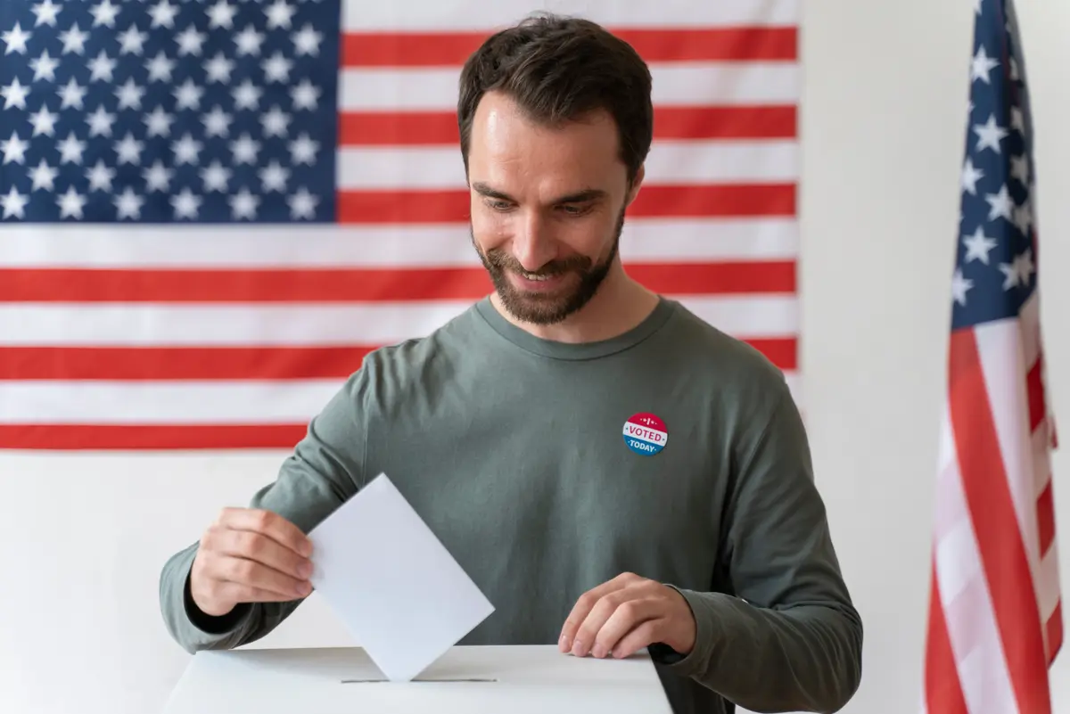 Homem votando durante as eleições americanas.