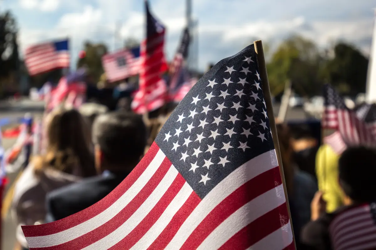 Bandeira dos EUA no meio da multidão no período das eleições americanas