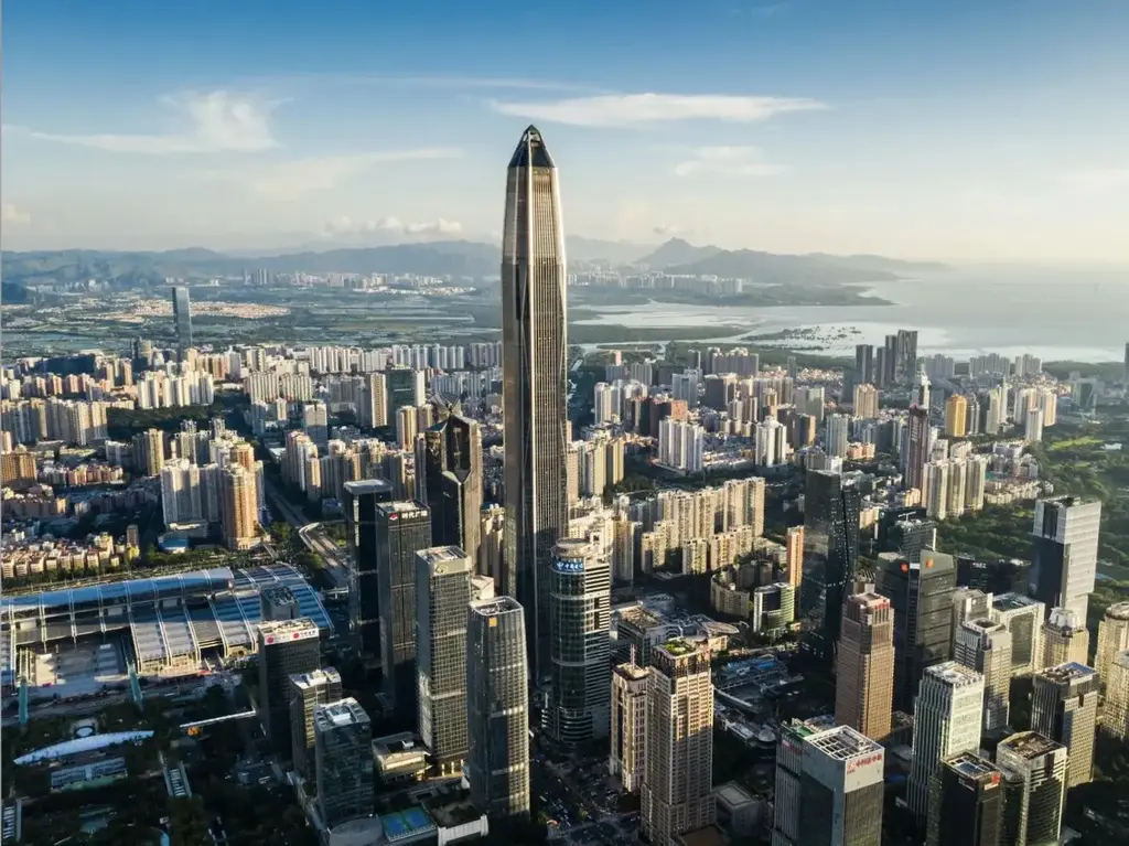 Vista aérea da cidade de Shenzhen com o um dos principais pontos de turismo de negócios. O Pin An Financial Center.