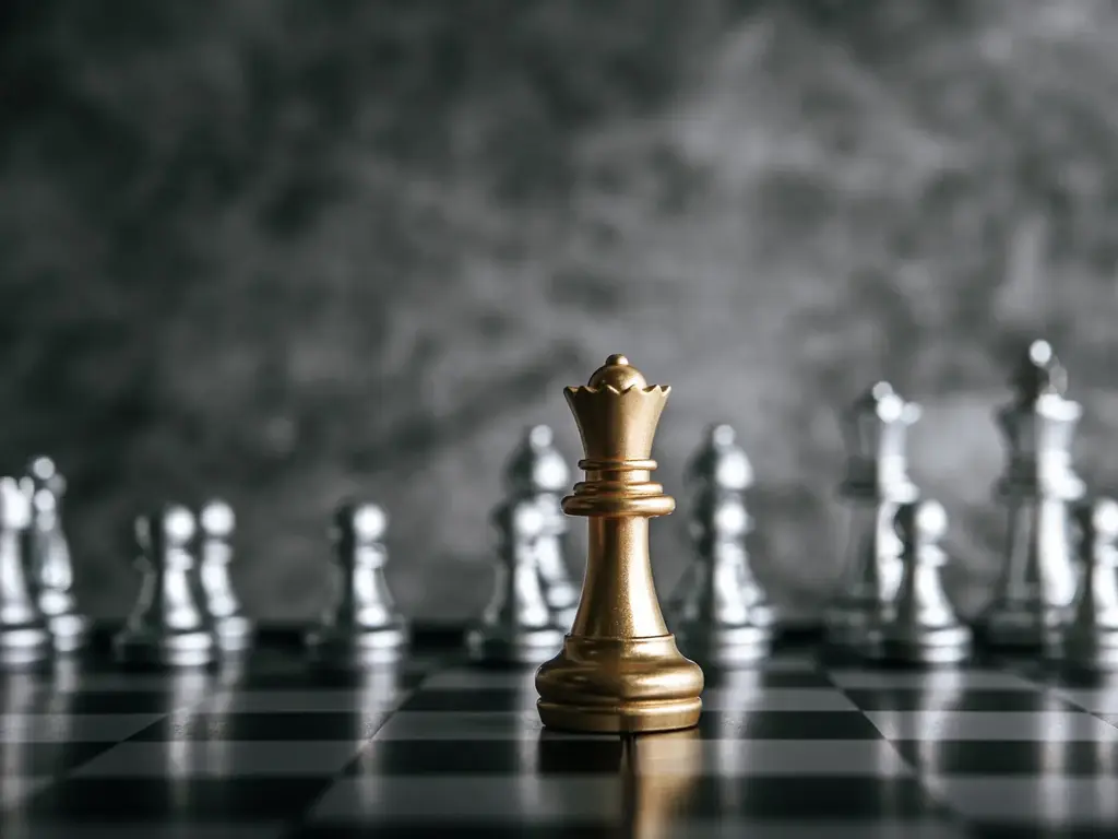 Liderança Autocrática Liderança Autocrática ilustrada pelo tabuleiro de xadrez com o rei em dourado no centro.