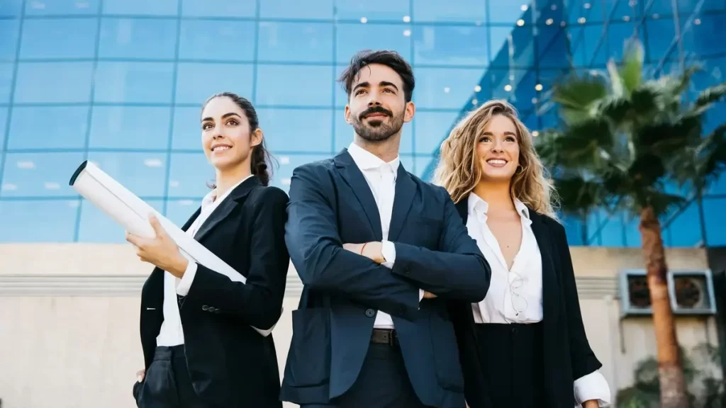 Executivos em ambiente de educação executiva.