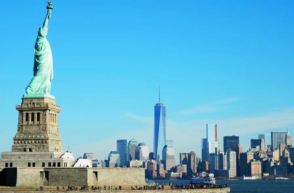 Cidade de Nova Yorque, no primeiro plano, estátua da liberdade e ao fundo a Ilha de Manhattan.