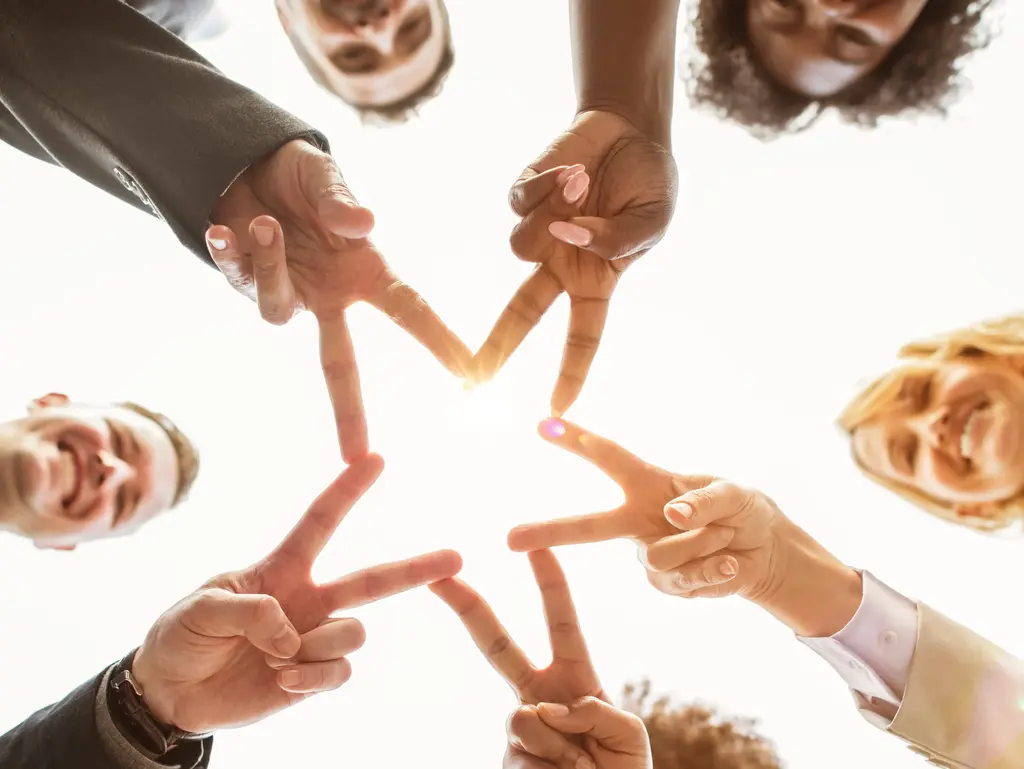 O que é Liderança Democrática? liderança democrática - integrantes unidos constroem uma estrela de 54 pontas com as mãos