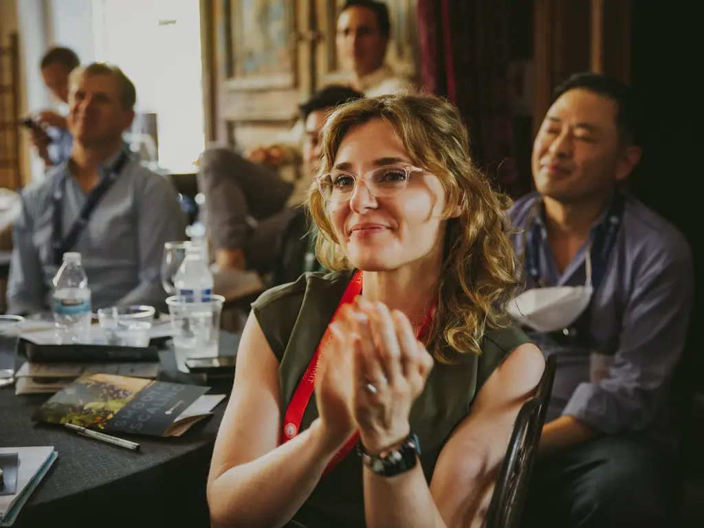 Lifelong Learning Mulher batendo palma durante um programa da sua trilha de lifelong learning