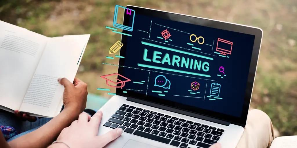 elearning Executivos avaliando as diferenças entre e-learning e experiential learning.